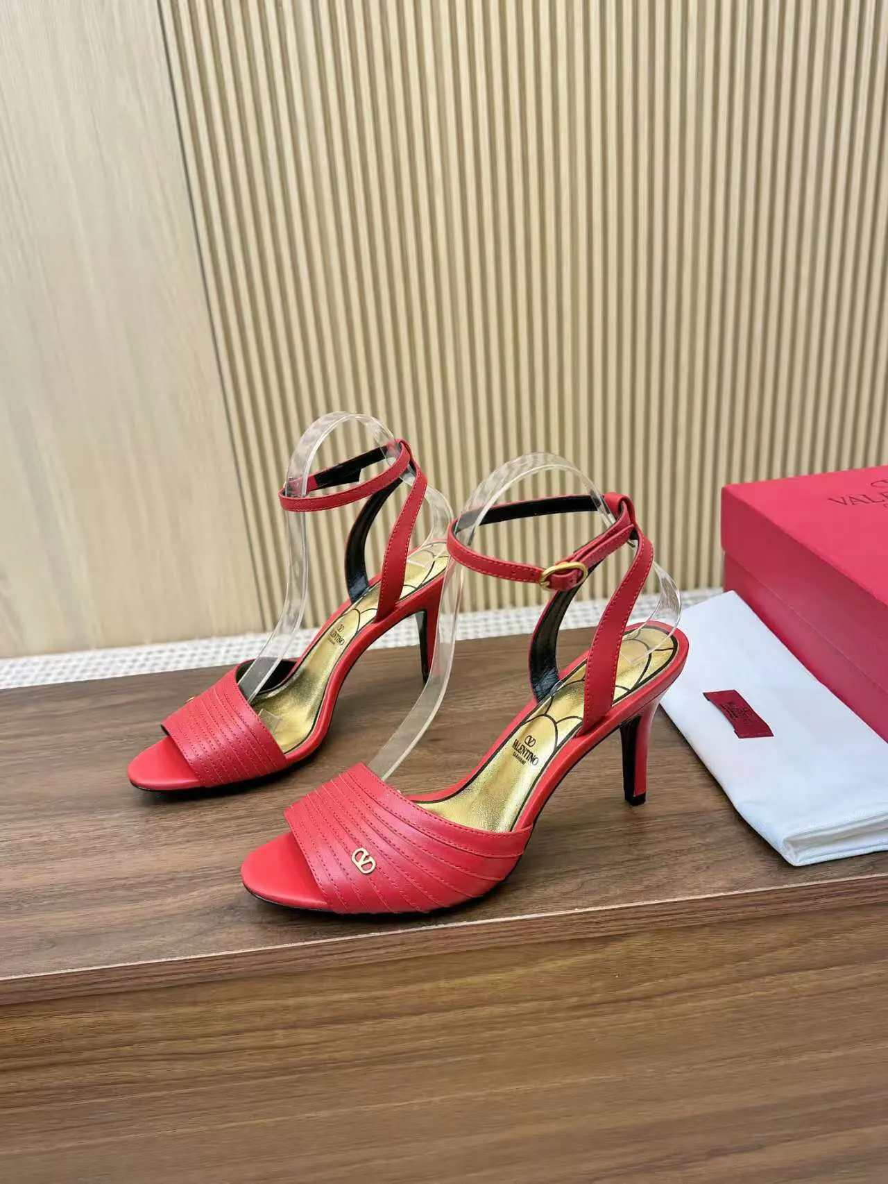 👟👟Ex-factory price 440👟👟 Genuine leather sole +40 Top version 𝑉𝐴𝐿𝐸𝑁𝑇𝐼𝑁𝑂 Valentino new spring and summer women's sandals worth buying ★Absolutely high-grade ❥Original method Absolute sensibility ❥Elegant style Create a different feeling Simple temperament style!  Code number: 35-41 (34-42 customized) Fabric: Imported sheepskin Lining: Lined sheepskin Heel height: 8 cm Leather outsole Rubber outsole